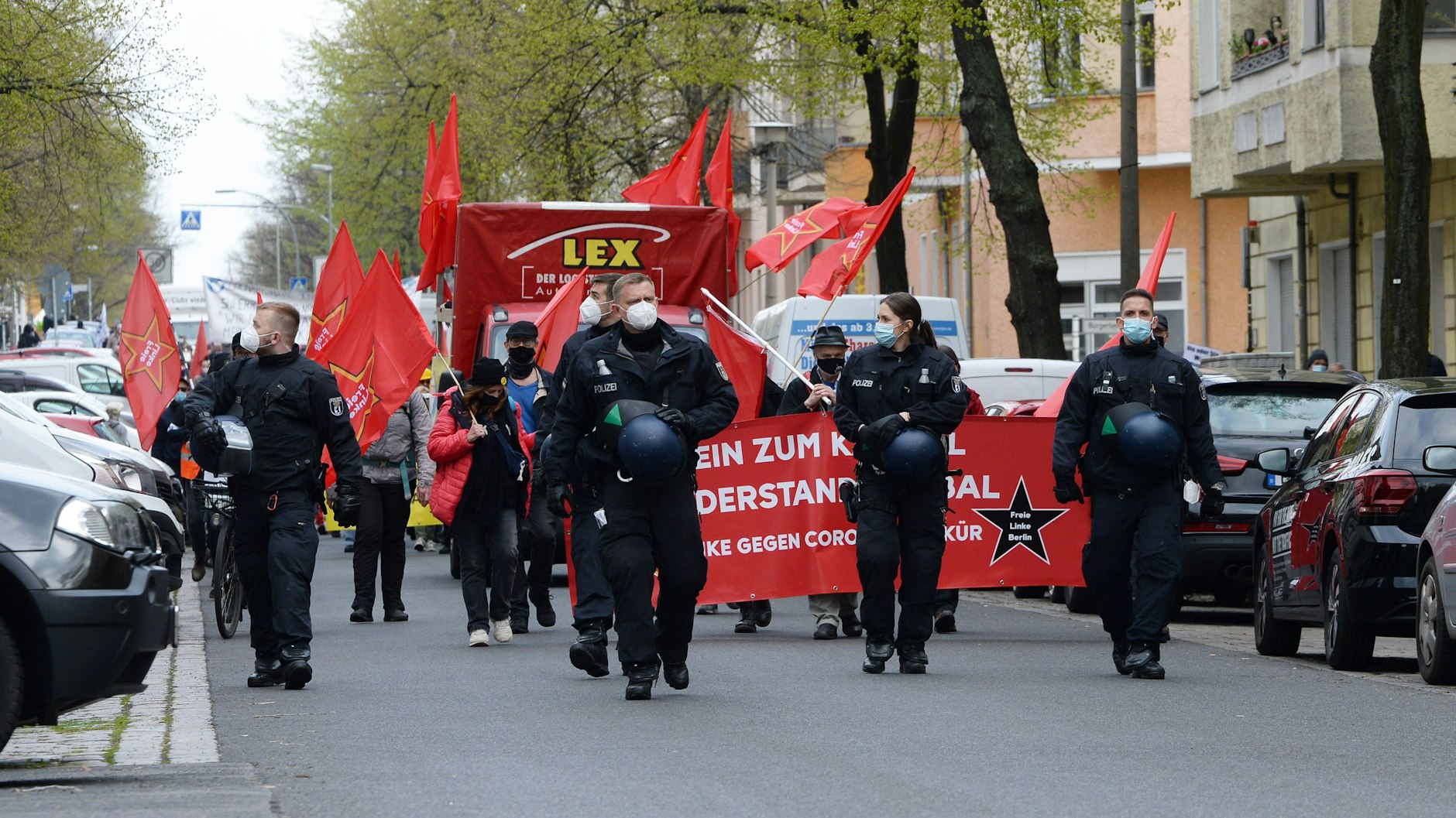 Demonstration von Gegnern und Kritikern der Corona-Maßnahmen am 1. Mai in Berlin-Lichtenberg.
