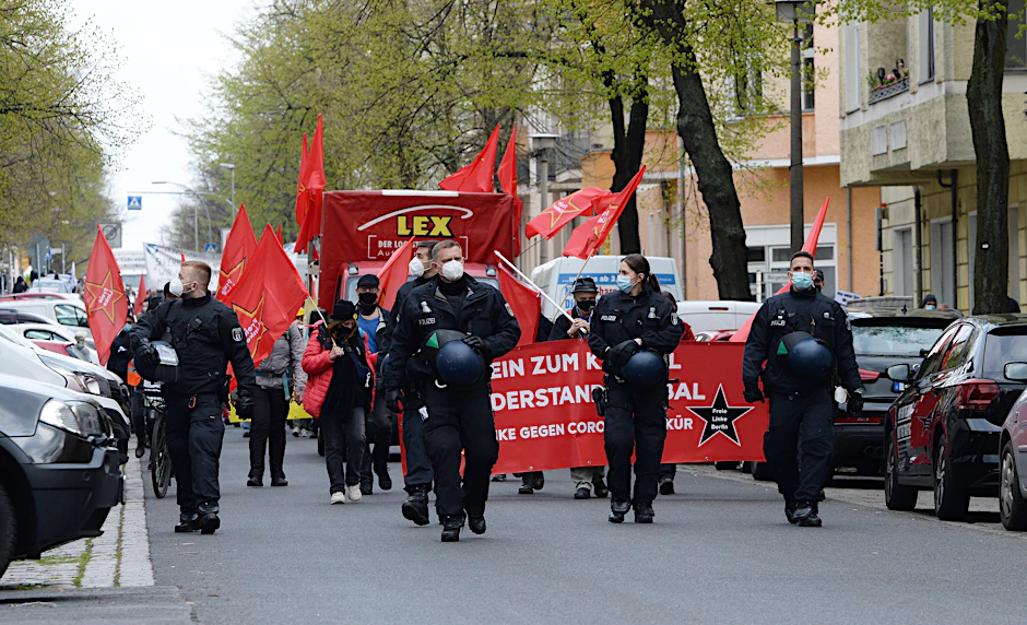 Demonstration von Gegnern und Kritikern der Corona-Maßnahmen am 1. Mai in Berlin-Lichtenberg.