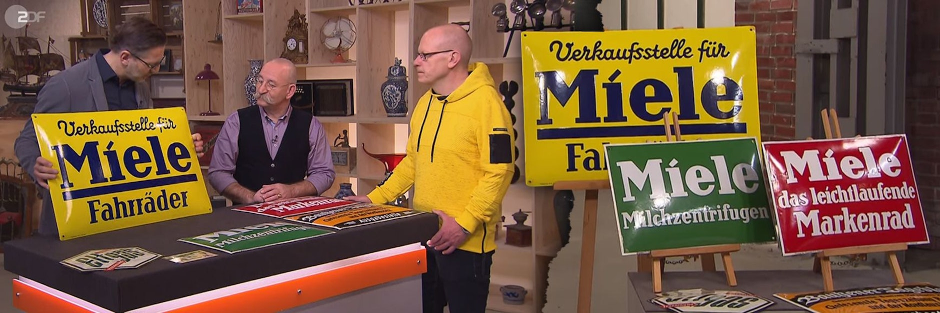 Diese alten Blechschilder kamen bei Bares für Rares unter den Hammer.