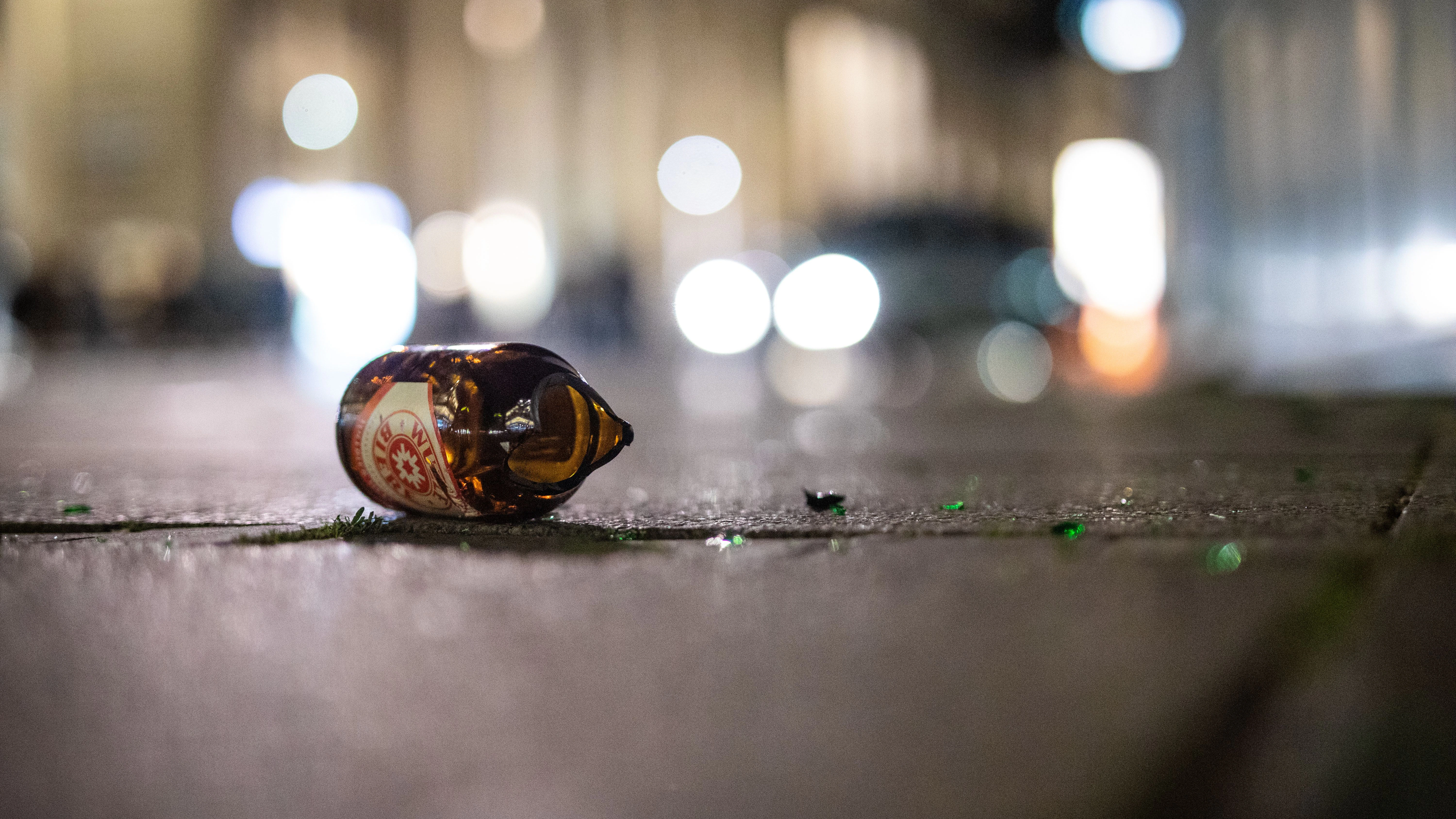 Eine zerbrochene Bierflasche – Beamte waren von den Jugendlichen mit Flaschen beworfen worden.&nbsp;