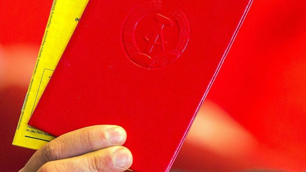 Der Impfpass der DDR war leuchtend rot.