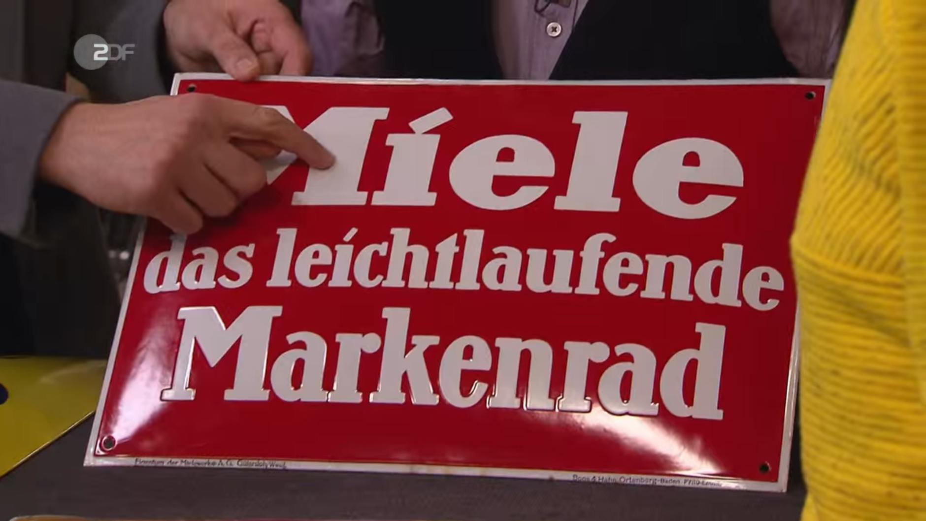 Das Blechschild wurde leider an einer Stelle auffällig repariert, kritisiert „Bares für Rares“-Experte Detlef Kümmel.