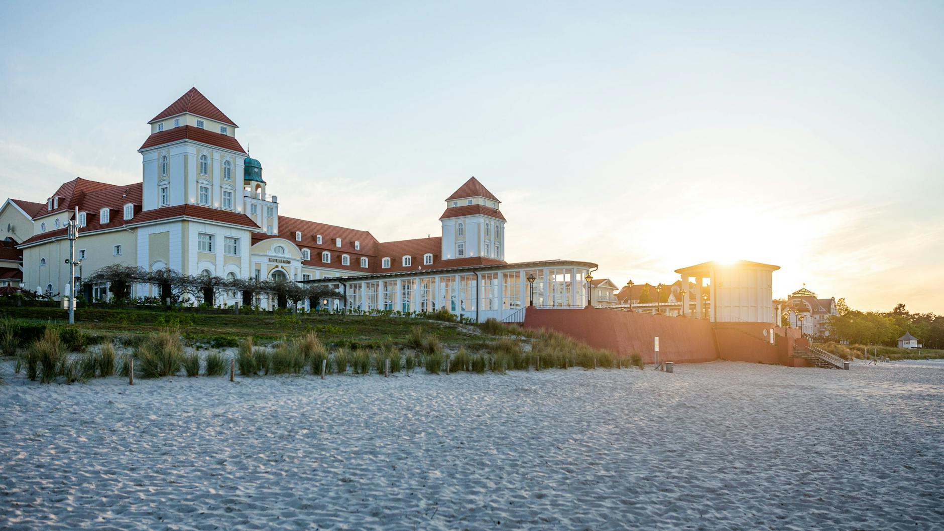 Endlich ist wieder Urlaub an der Ostsee wie hier in Binz auf Rügen möglich. Hotels, Pensionen, Ferienwohnungen und Campingplätze sind wieder offen.
