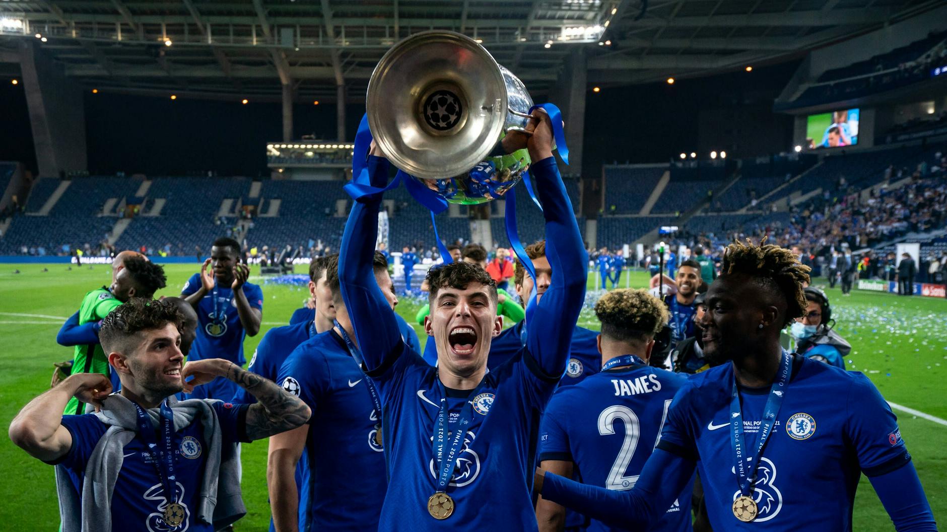Kai Havertz feiert mit den Kollegen und den Fans des FC Chelsea den Gewinn der Champions League.