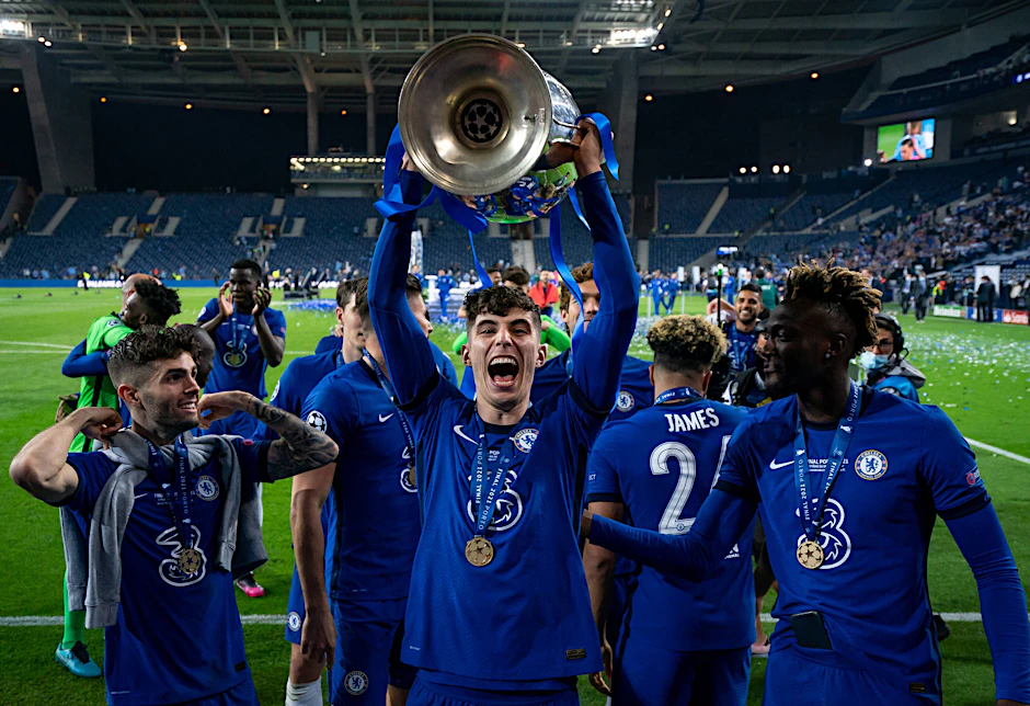 Kai Havertz feiert mit den Kollegen und den Fans des FC Chelsea den Gewinn der Champions League.