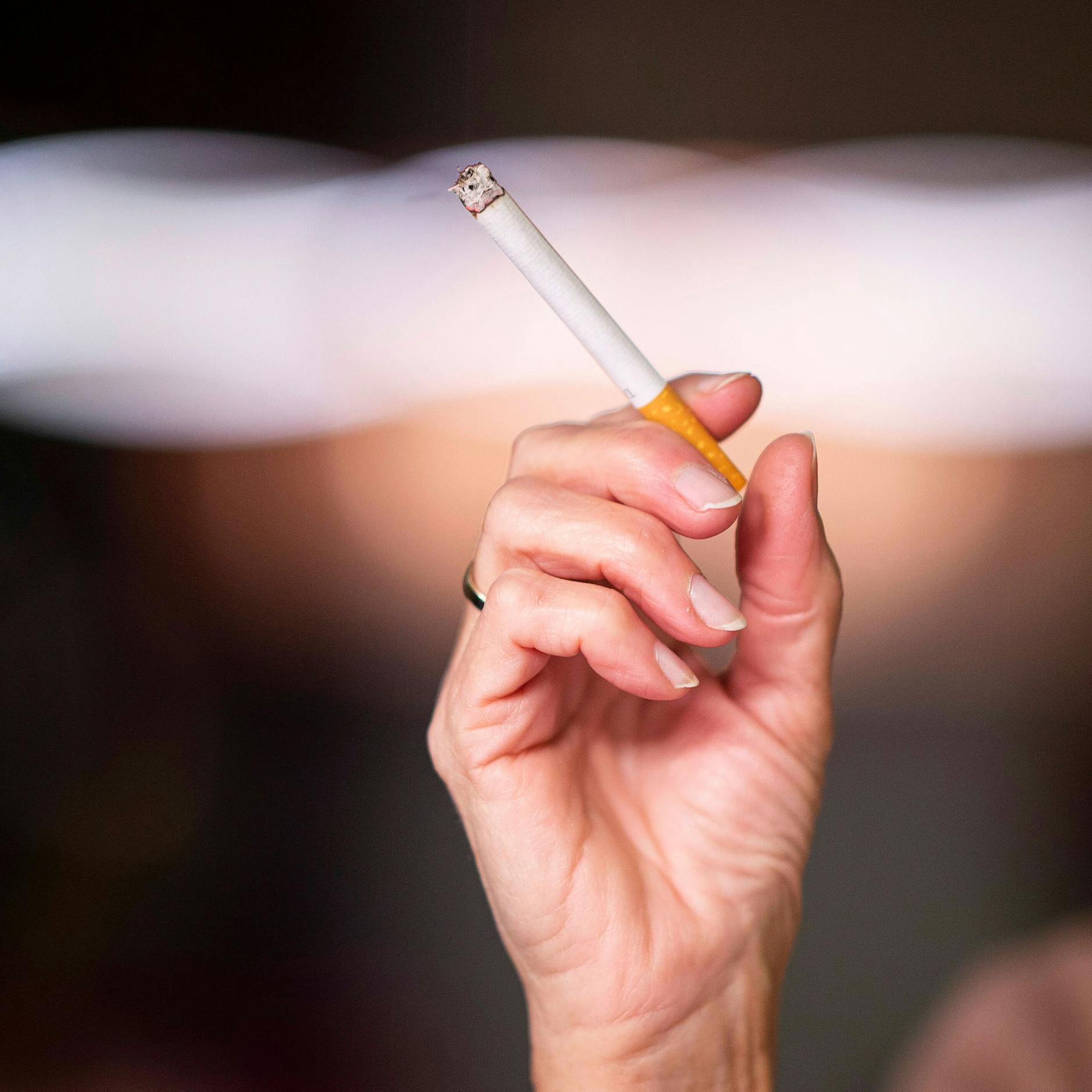 Schockierende Zahlen: Rauchen erhöht Risiko einer schweren Covid-19-Erkrankung!