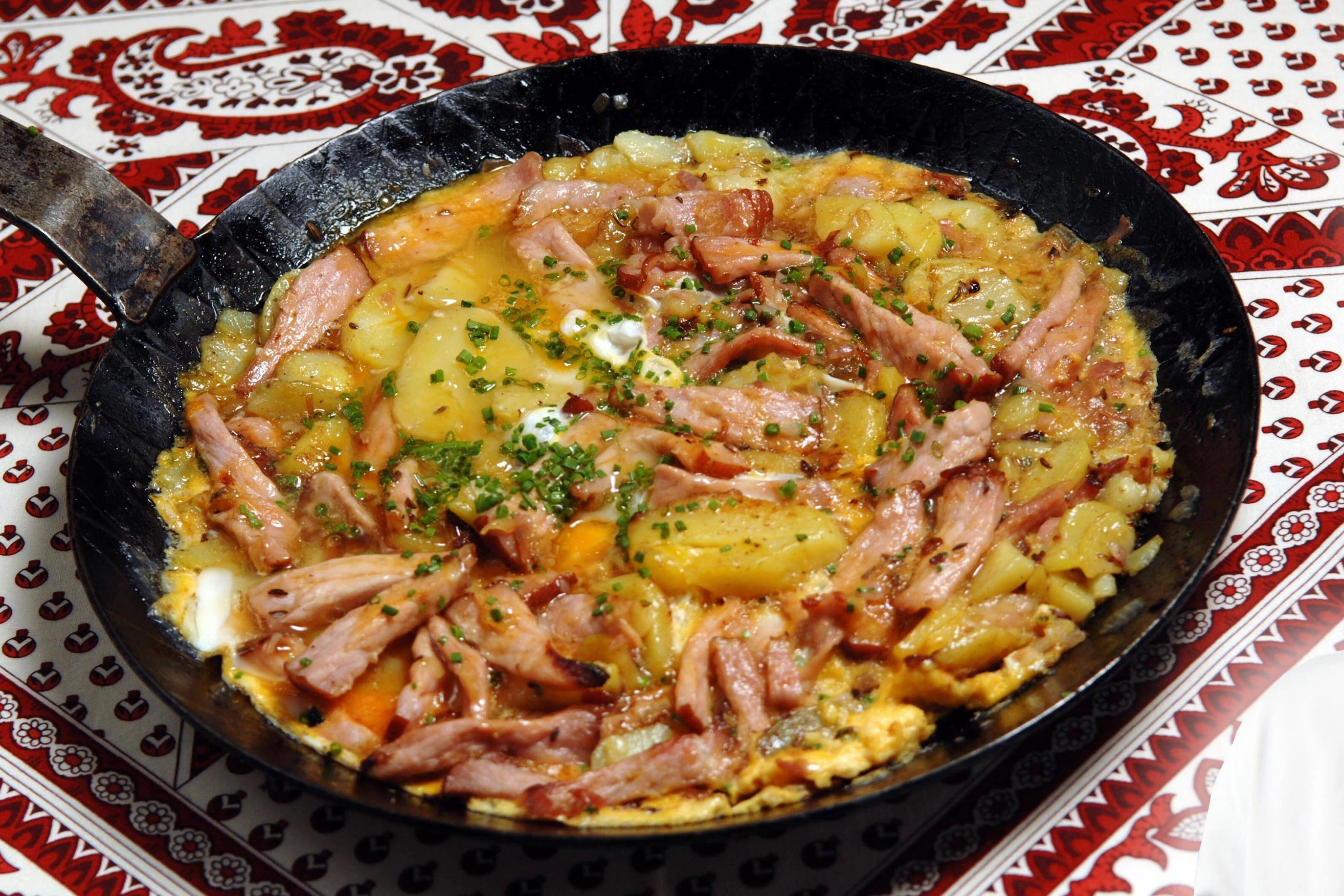 Hoppelpoppel ist ein traditionelles Gericht der Hausmannskost - es geht schnell, ist günstig und schmeckt deftig!