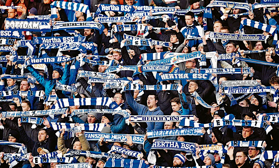 Hertha-Fans mit Schals in der Ostkurve. Trotz Krise in der vergangenen Saison bleiben die Anhänger ihrem Verein treu.&nbsp;