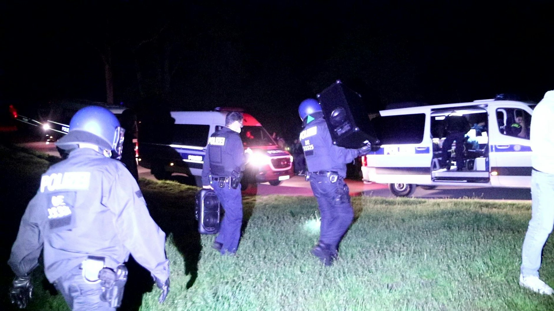Beamte der Polizei Berlin tragen eine Musikanlage aus der Hasenheide. Auch in der Nacht zu Sonntag hatte es wieder Partys gegeben.