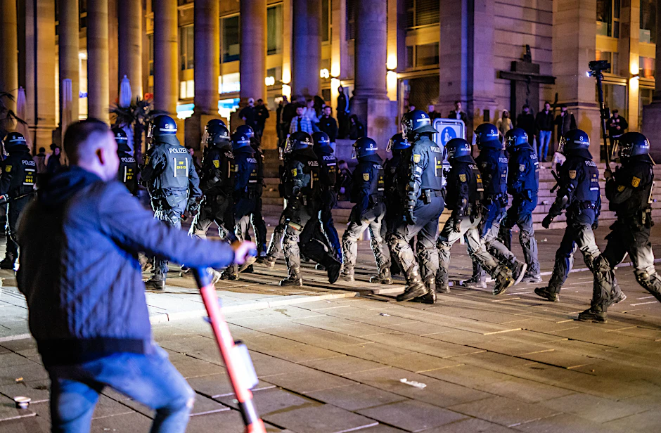 Rund um den Schlossplatz lieferten sich Jugendliche und Polizisten Straßenschlachten.