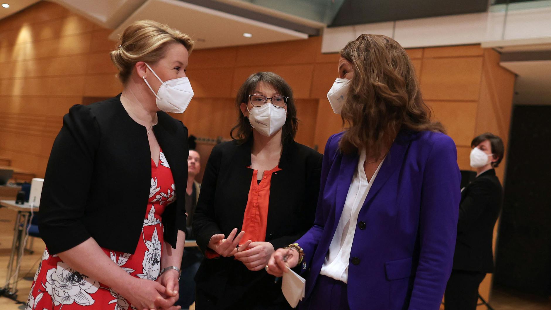 Frauen für den Osten: Franziska Giffey (l.), Katja Pähle (M.) und Bettina Martin machen Wahlkampf für die SPD in Berlin, Sachsen-Anhalt und Mecklenburg-Vorpommern.