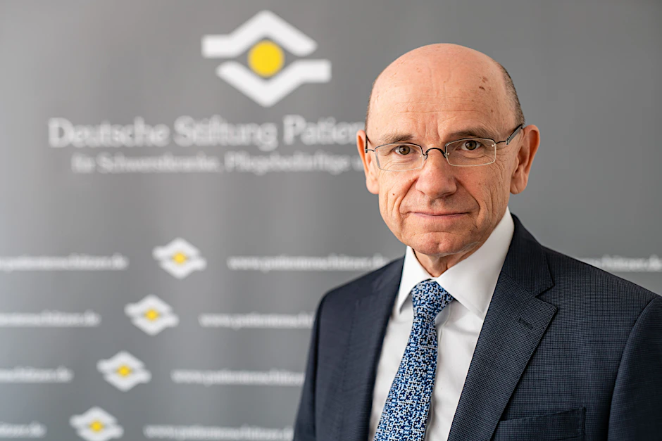 Nicht jeder, der einen Corona-Test in einem Testzentrum durchführt, ist eventuell dazu befähigt. Eugen Brysch von der Deutschen Stiftung Patientenschutz meint: Ein „leichter Würgereiz“ oder eine Träne im Auge wären nach einem Corona-Test schon gut.