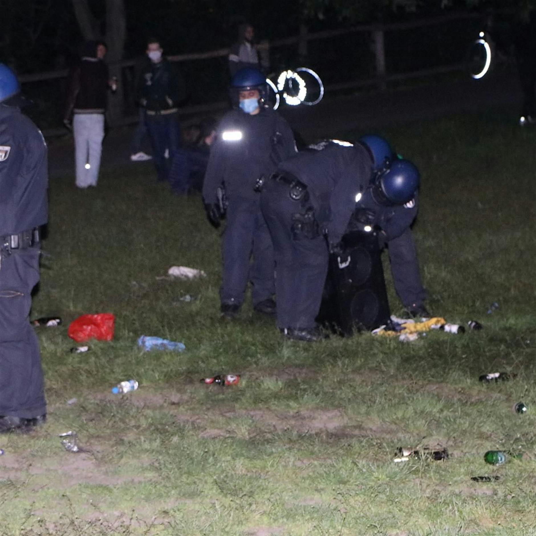 Corona: Polizei Berlin löst Partys in Parks mit Tausenden Menschen auf