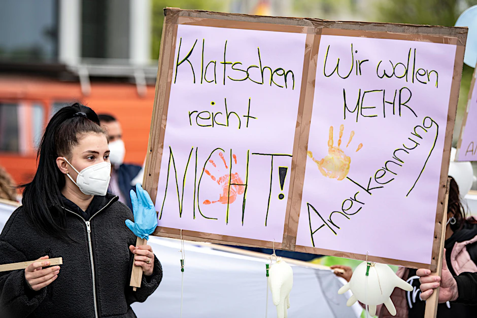 Am 12. Mai machten Beschäftigte auf einer Demo in Berlin auf den Personalmangel in der Pflege aufmerksam.