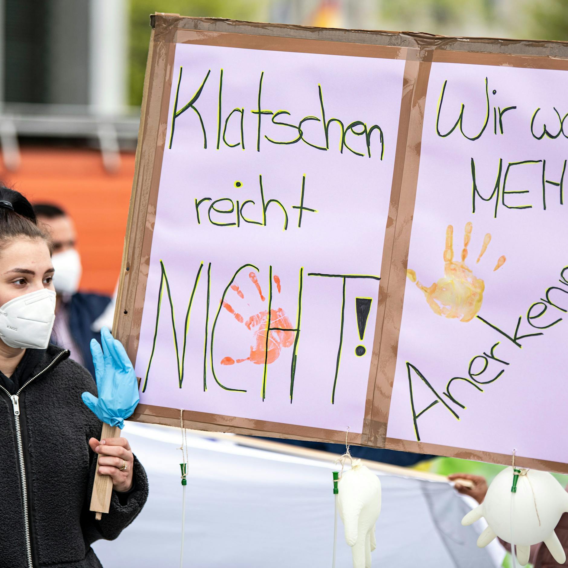 Pflegekräfte bekommen bis zu 300 Euro mehr Gehalt!