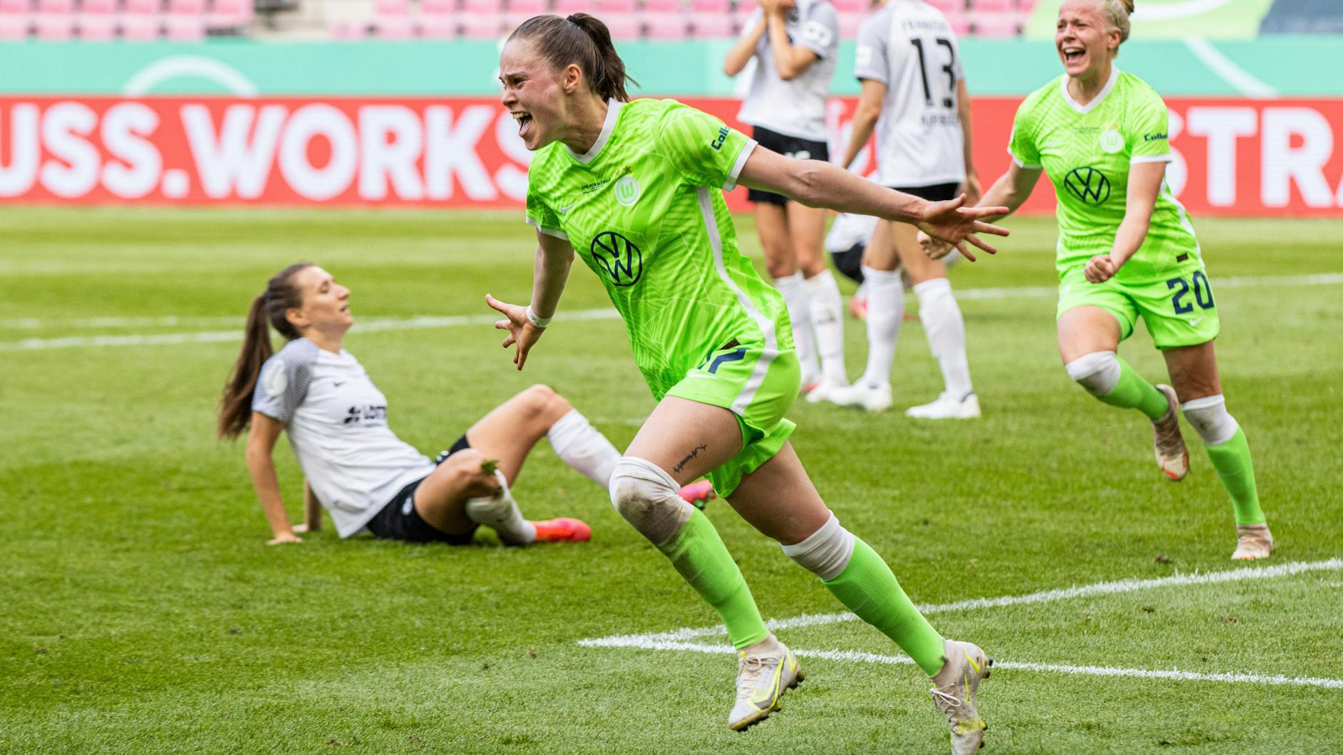 Wolfsburgs Ewa Pajor (M.) jubelt nach ihrem Tor, das das Finale im DFB-Pokal gegen Frankfurt entscheidet.