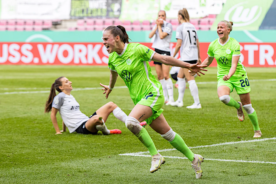 Wolfsburgs Ewa Pajor (M.) jubelt nach ihrem Tor, das das Finale im DFB-Pokal gegen Frankfurt entscheidet.
