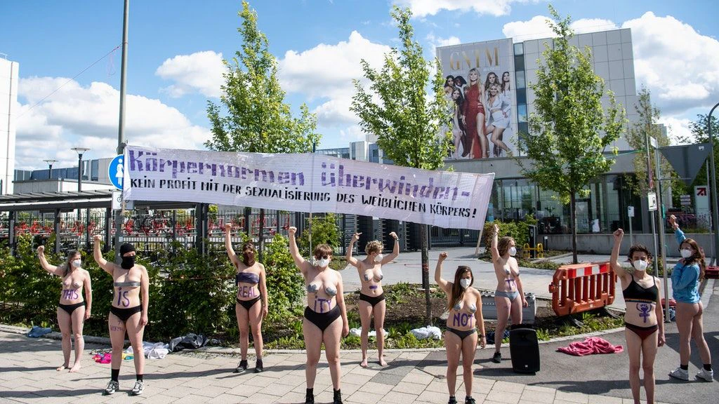 Nacktprotest vor dem ProSieben-Gebäude. 