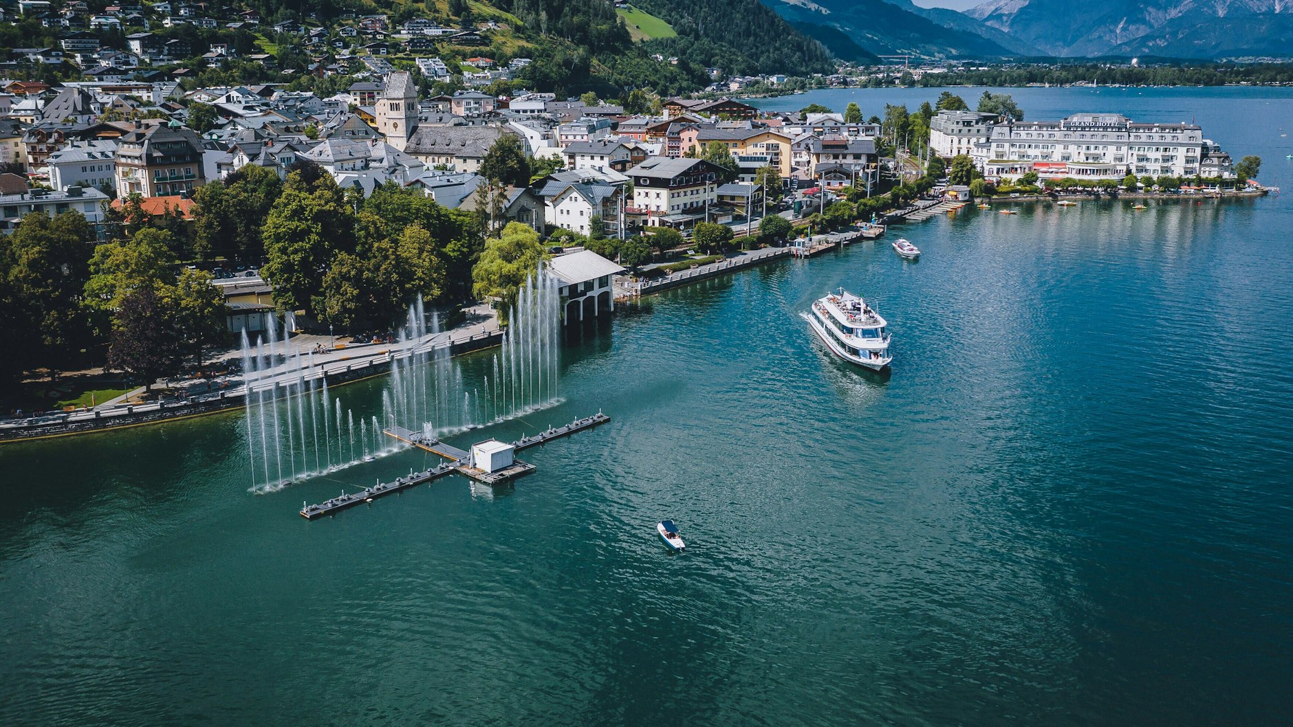 Die Zeller Seezauber Wassershow verzaubert und lockt Urlauber. 