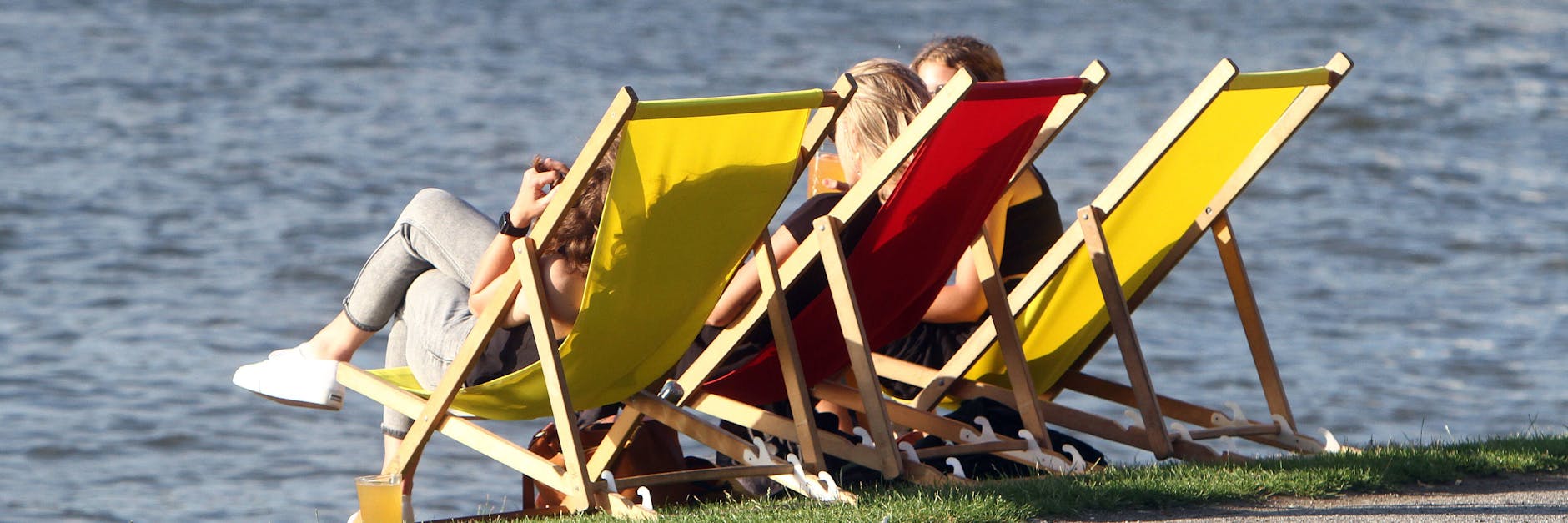 Drei Freundinnen genießen die sommerlichen Sonnenstrahlen.
