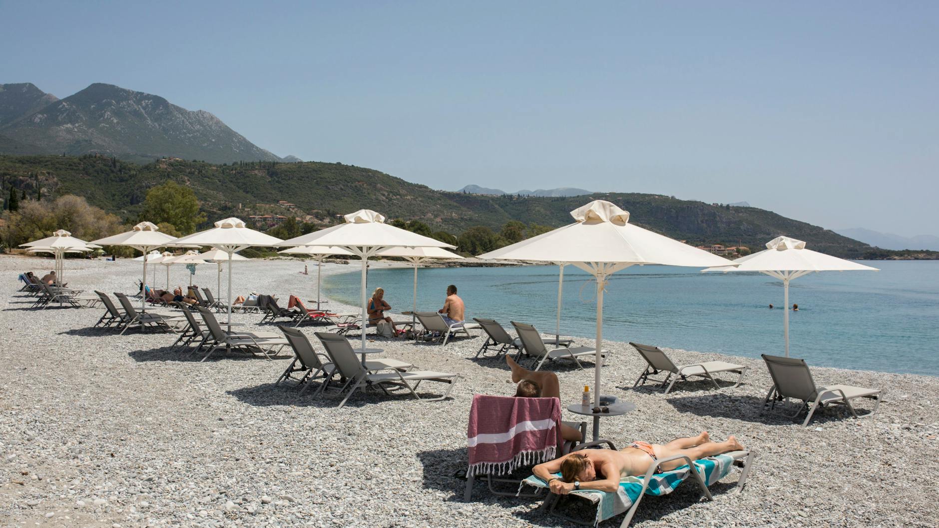 Touristen genießen den Ritsa-Strand in Kardamyli südöstlich von Kalamata.