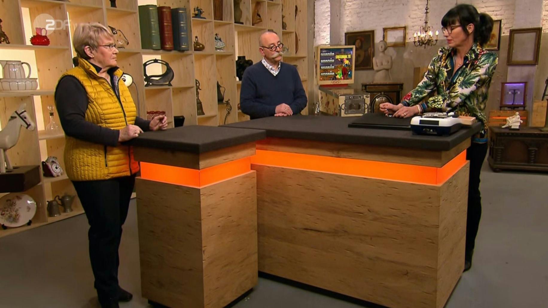 „Bares für Rares“-Expertin Dr. Heide Rezepa-Zabel erklärt die hübsche Brosche, die mal ein Ring war.