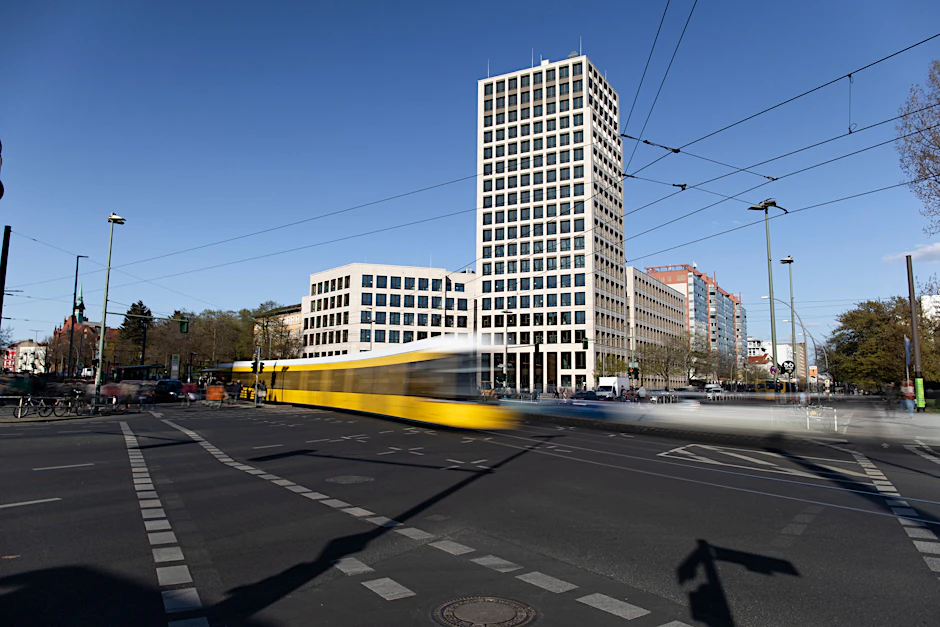 Mit markantem Büroturm: Das neue Quartier der Howoge in Lichtenberg.<br>
