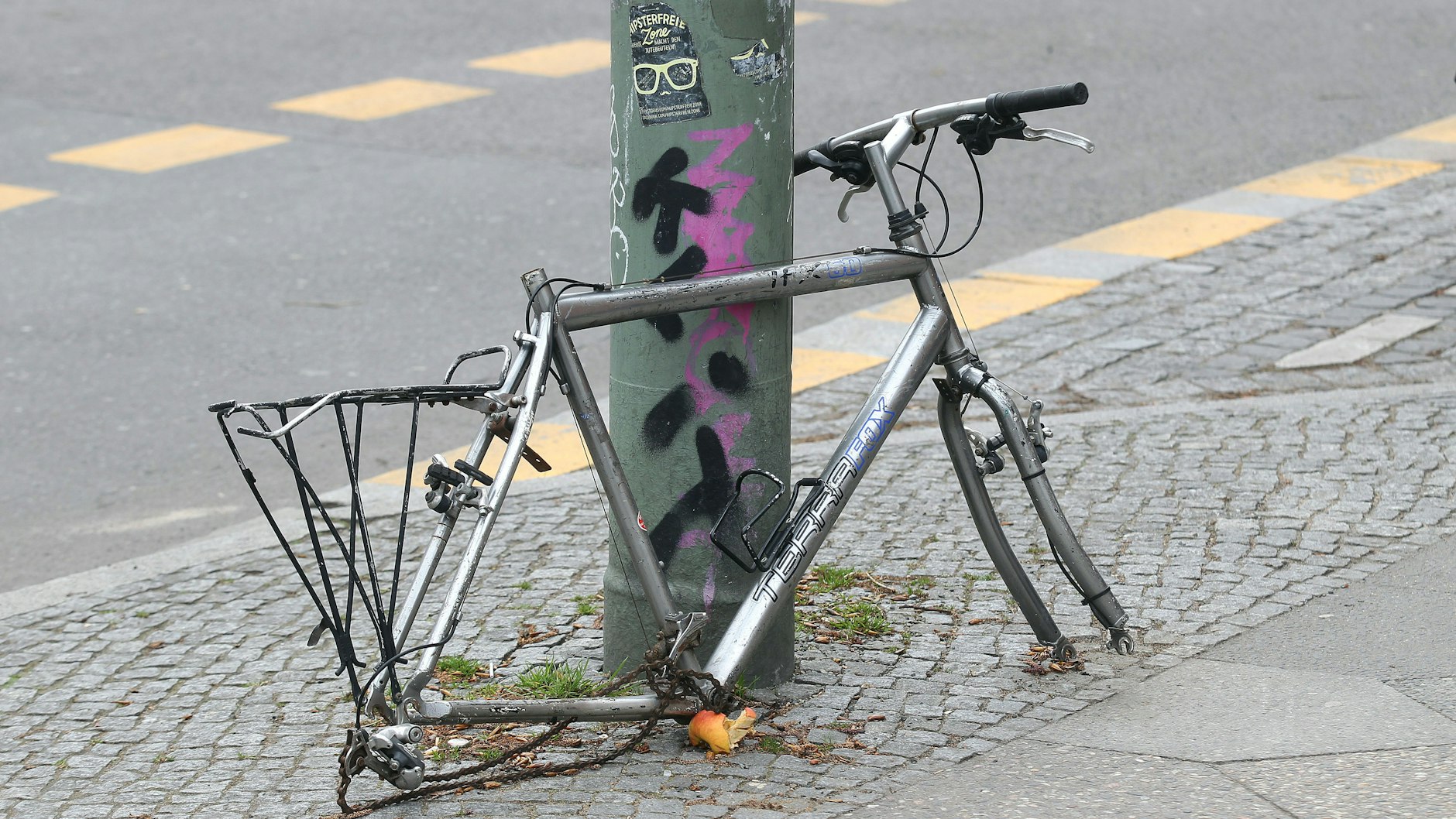 Ein ausgeschlachtetes Fahrrad am Kottbusser Damm in Kreuzberg