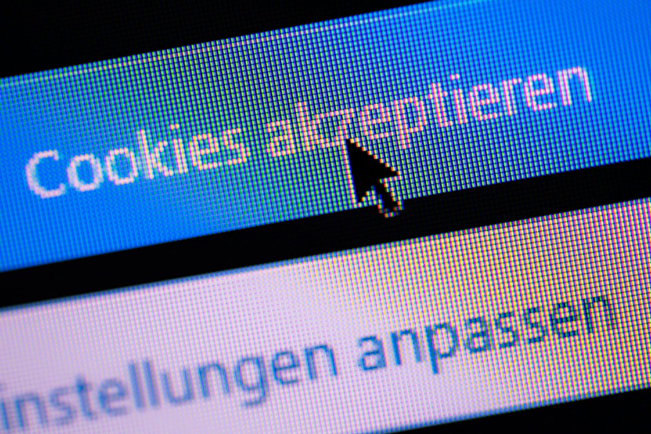 Ein Mauszeiger klickt auf einen Button mit der Aufschrift „Cookies akzeptieren“.&nbsp;