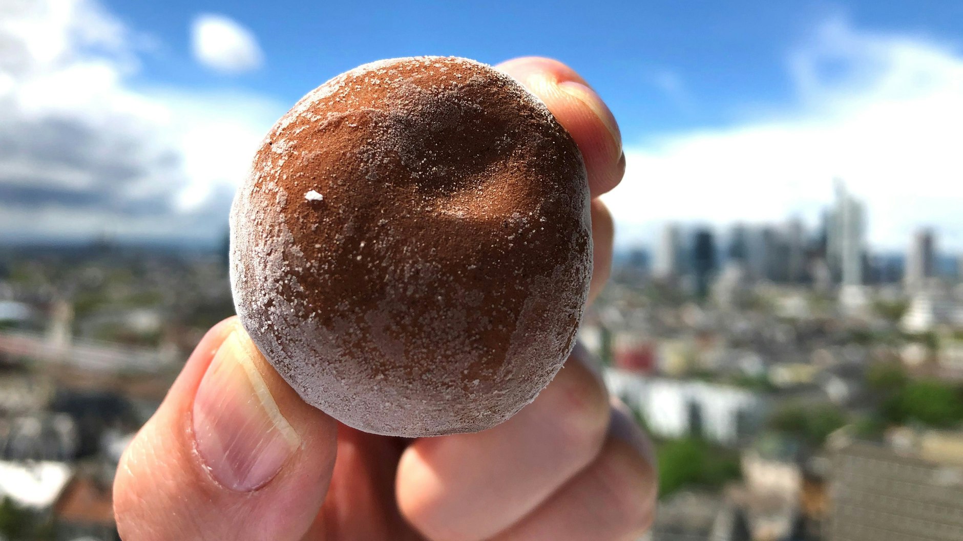 Eine Kugel Mochi-Eis „Little Moons“