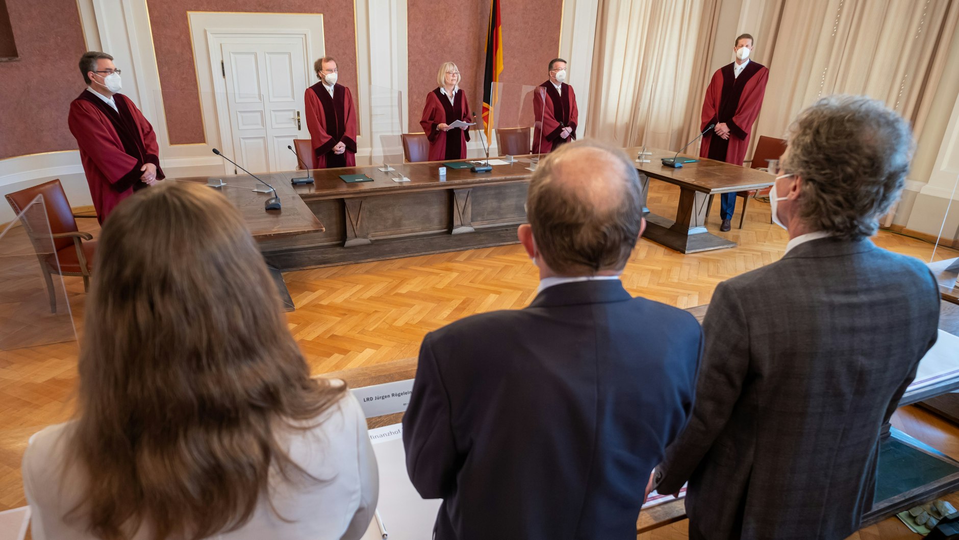 Der 10. Senat des Bundesfinanzhofs mit der Vorsitzenden Richterin Jutta Förster verkündet eines der Urteile. 