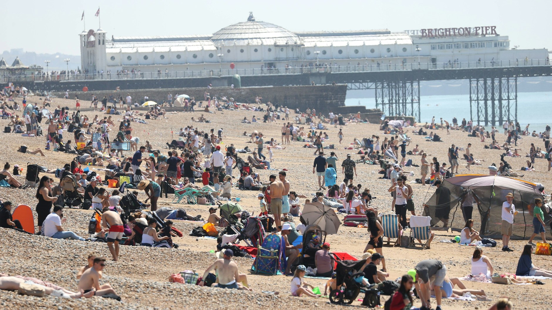 In Brighton, Südengland, tobt das Strandleben.