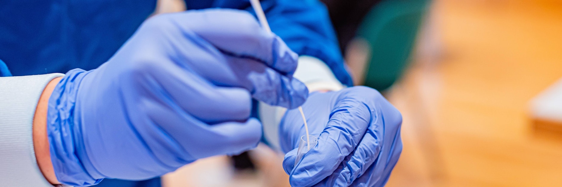 Abstrich machen, im Röhrchen rühren, auf den Testset tropfen - und 18 Euro kassieren. Das lockt Abzocker an.