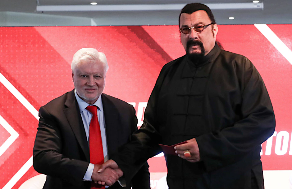 Sergei Mironov (li.), Vorsitzender der Partei Gerechtes Russland, mit Schauspieler Steven Seagal