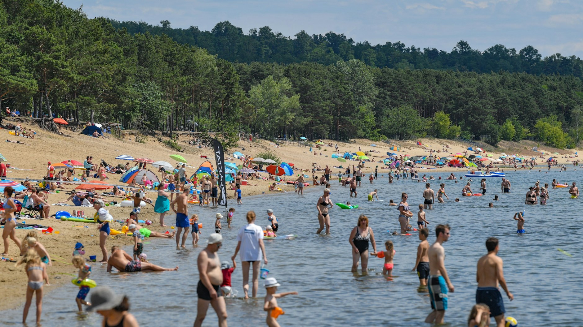 Badegäste am Helenesee im Jahr 2019. Das Baden bleibt in diesem Jahr noch bis Ende Juli verboten (Archivbild). 