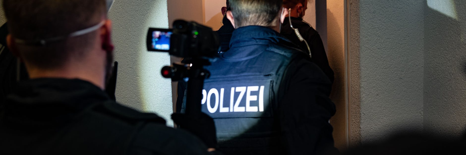 Bundespolizisten gehen bei einer Razzia gegen Schleuser in eine Wohnung. Bei einer großangelegten Razzia gingen Bundespolizisten in mehreren Bundesländern gegen Schleuserkriminalität vor. 