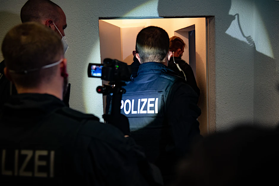 Bundespolizisten gehen bei einer Razzia gegen Schleuser in eine Wohnung. Bei einer großangelegten Razzia gingen Bundespolizisten in mehreren Bundesländern gegen Schleuserkriminalität vor.&nbsp;