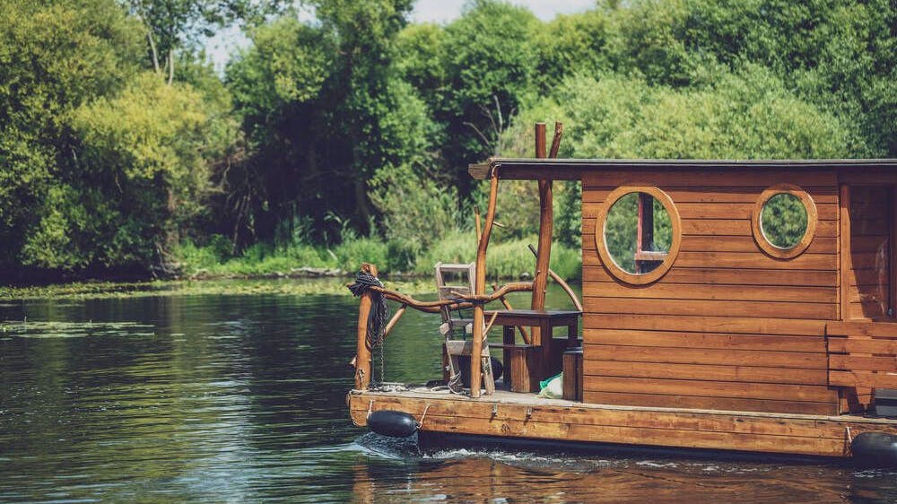 Hausboote für den Urlaub kann man in verschiedenen Varianten mieten. 