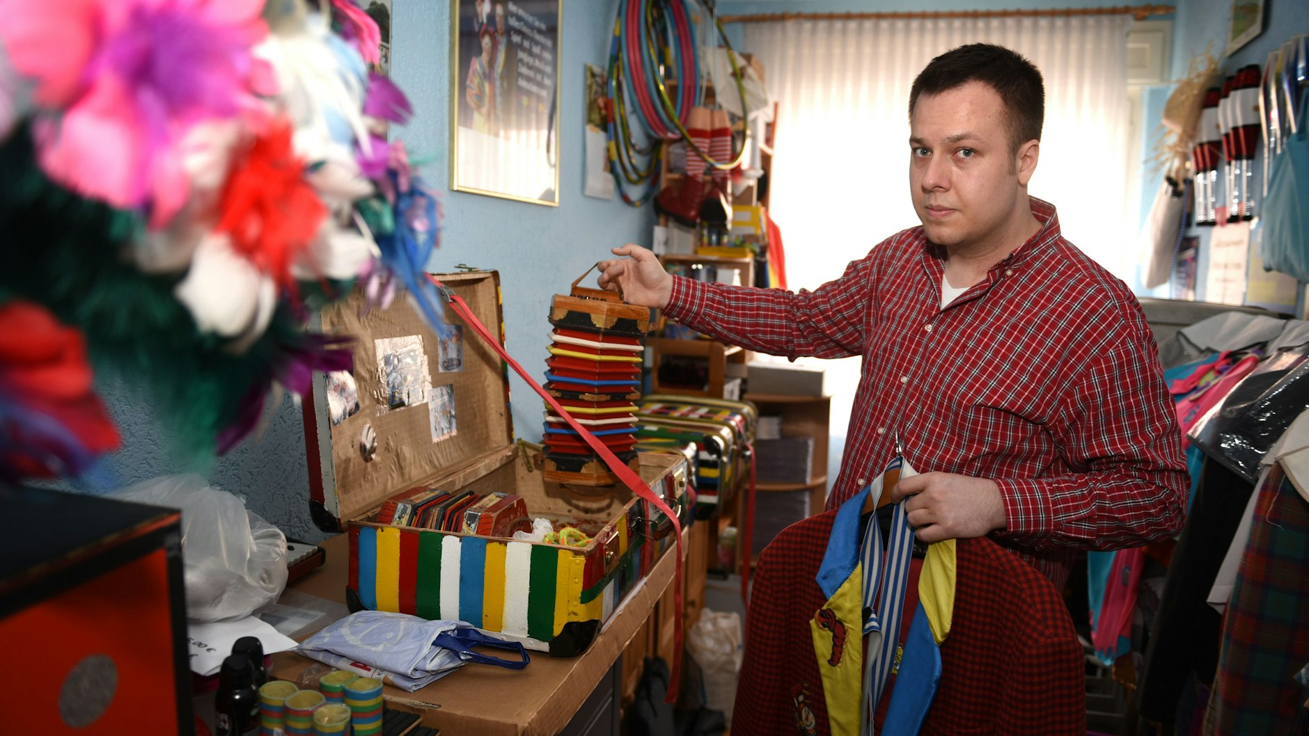 Zu Christopher Flades Spreepark-Sammlung gehören auch die Requisiten der Clowns „Hops und Hopsi“.