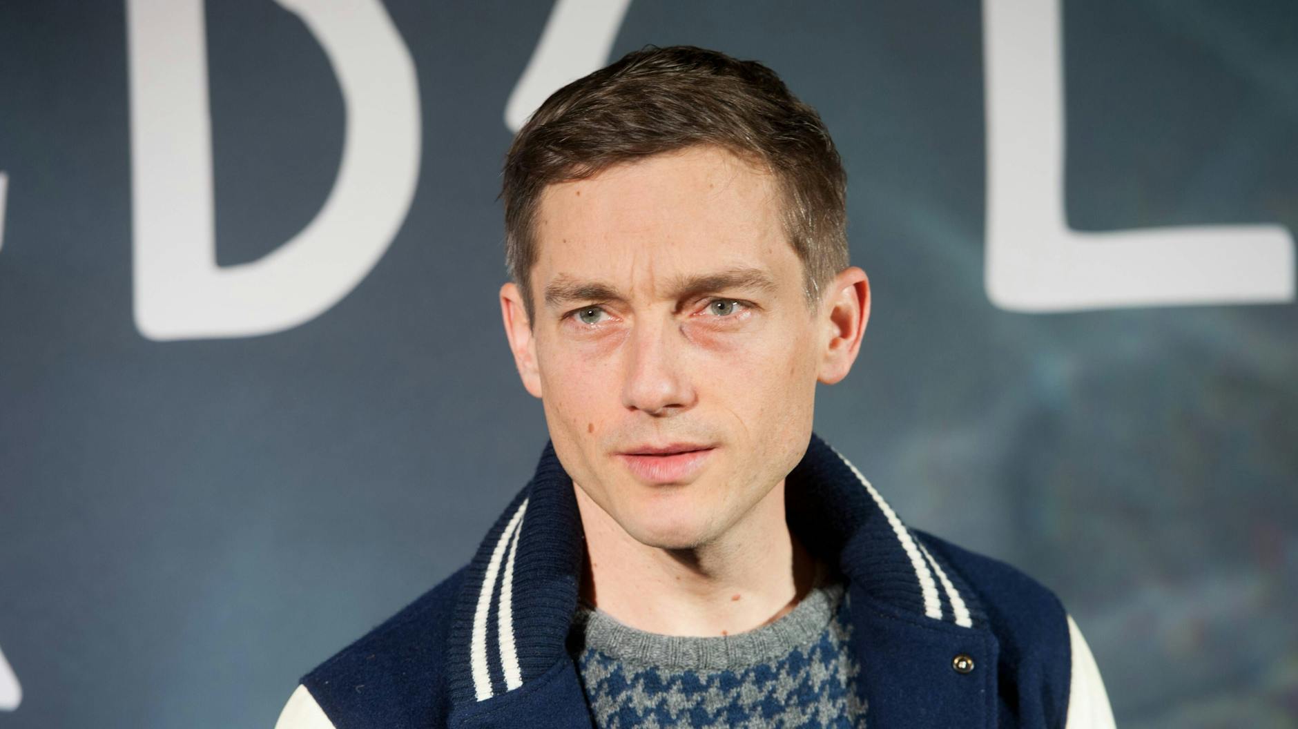 Der Schauspieler Volker Bruch spielt unter anderem Kommissar Gereon Rath in der Krimi-Serie „Babylon Berlin“.