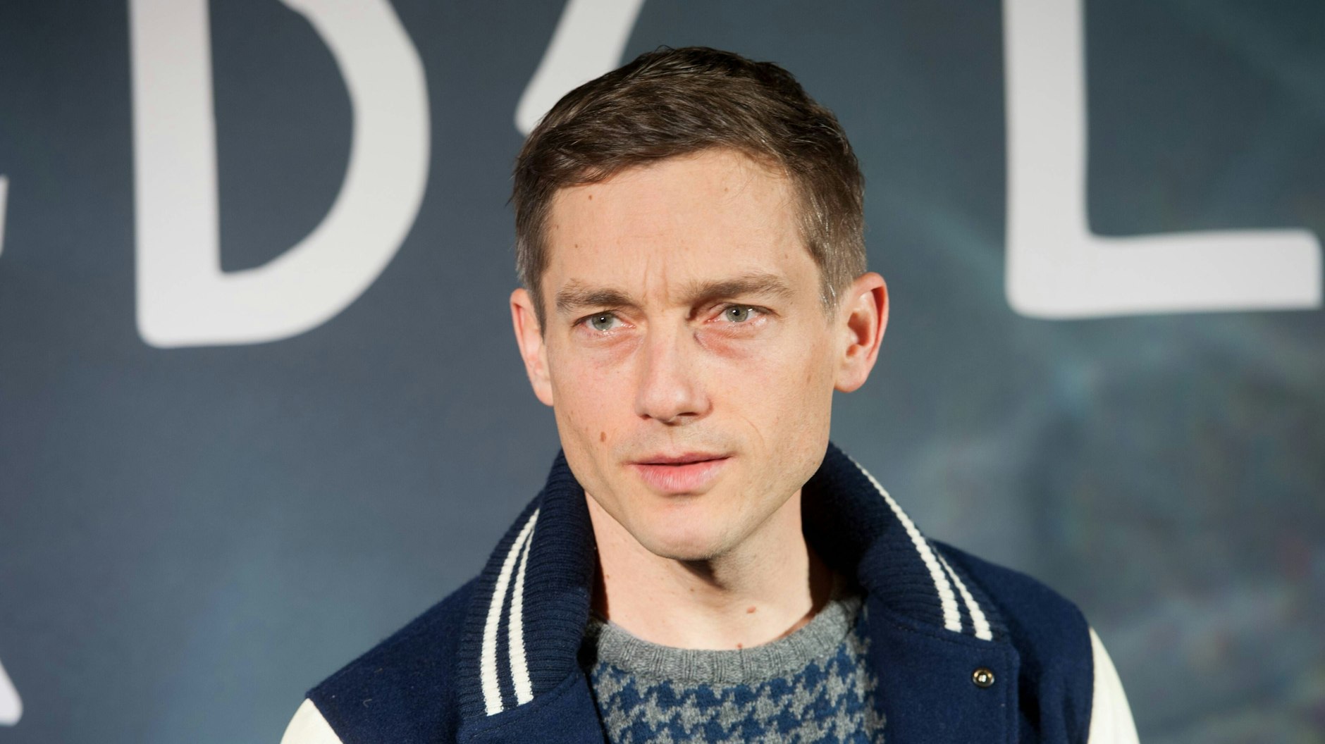 Der Schauspieler Volker Bruch spielt unter anderem Kommissar Gereon Rath in der Krimi-Serie „Babylon Berlin“.