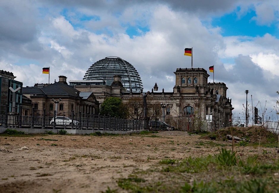 Sturmwolken ziehen über dem Reichstag auf.
