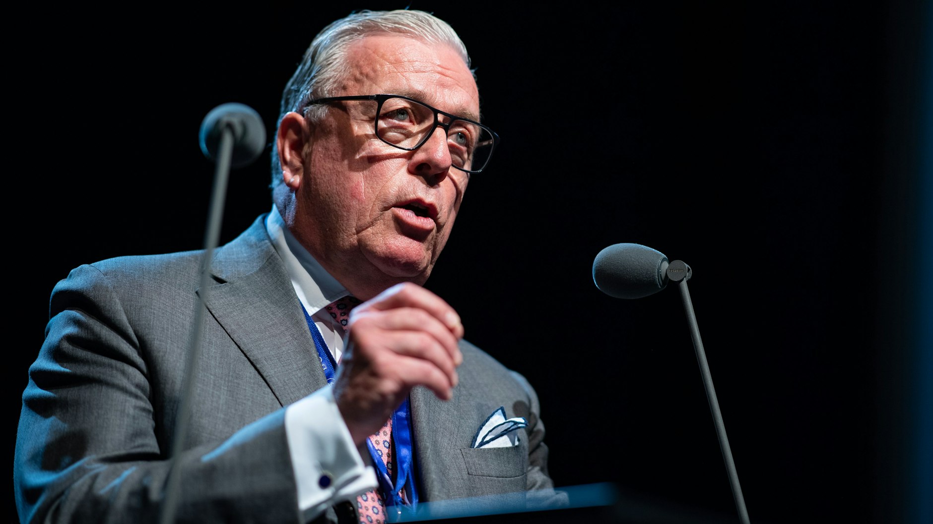 Der Präsident der Bundesärztekammer Klaus Reinhardt fordert erneut, dass Jüngere früher geimpft werden. Sie seien mobiler. 