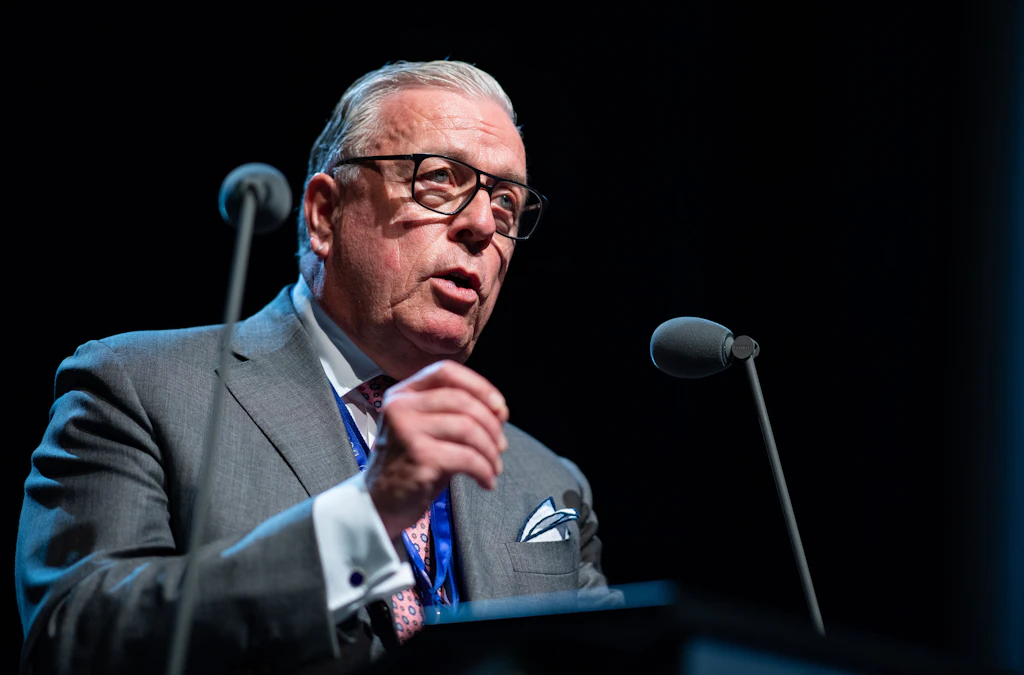 Ärztepräsident Reinhardt: Frühere Impfung von Jugendlichen sinnvoll