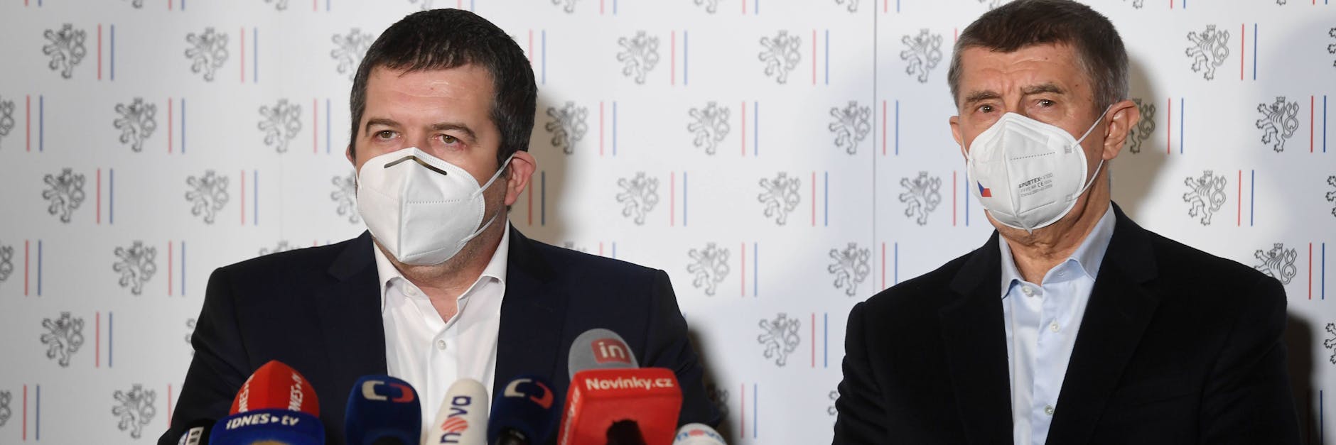 Innenminister Jan Hamacek (l.) und Premierminister Andrej Babis gaben am 17. April die Vorwürfe gegen Russland offiziell bekannt.