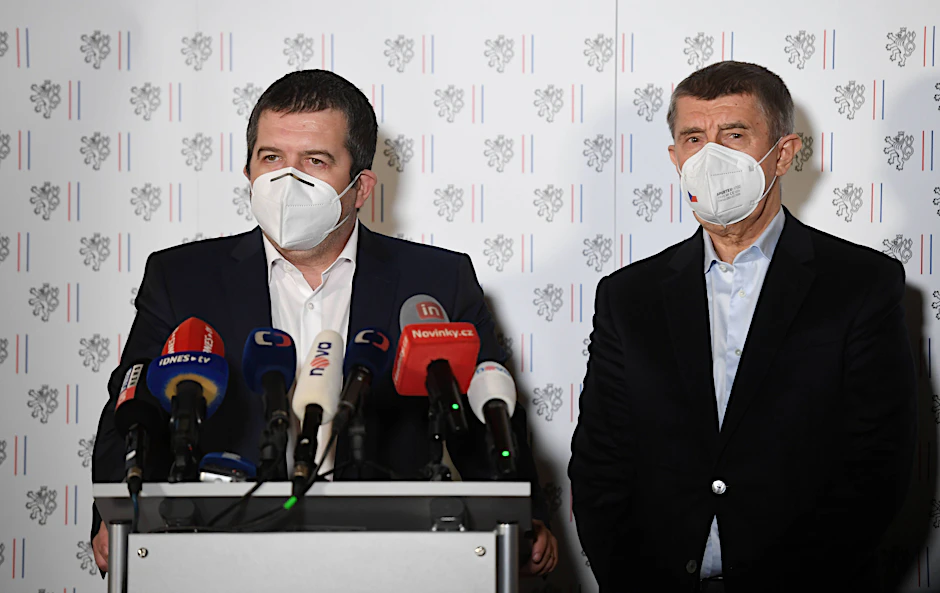 Innenminister Jan Hamacek (l.) und Premierminister Andrej Babis gaben am 17. April die Vorwürfe gegen Russland offiziell bekannt.