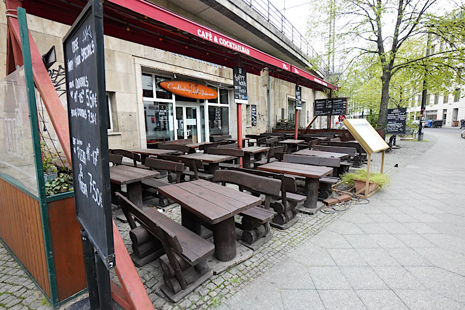 Geschlossenes Lokal in der Georgenstraße: Die Außengastronomie könnte bald öffnen, sollte sich der Corona-Trend in Berlin fortsetzen.