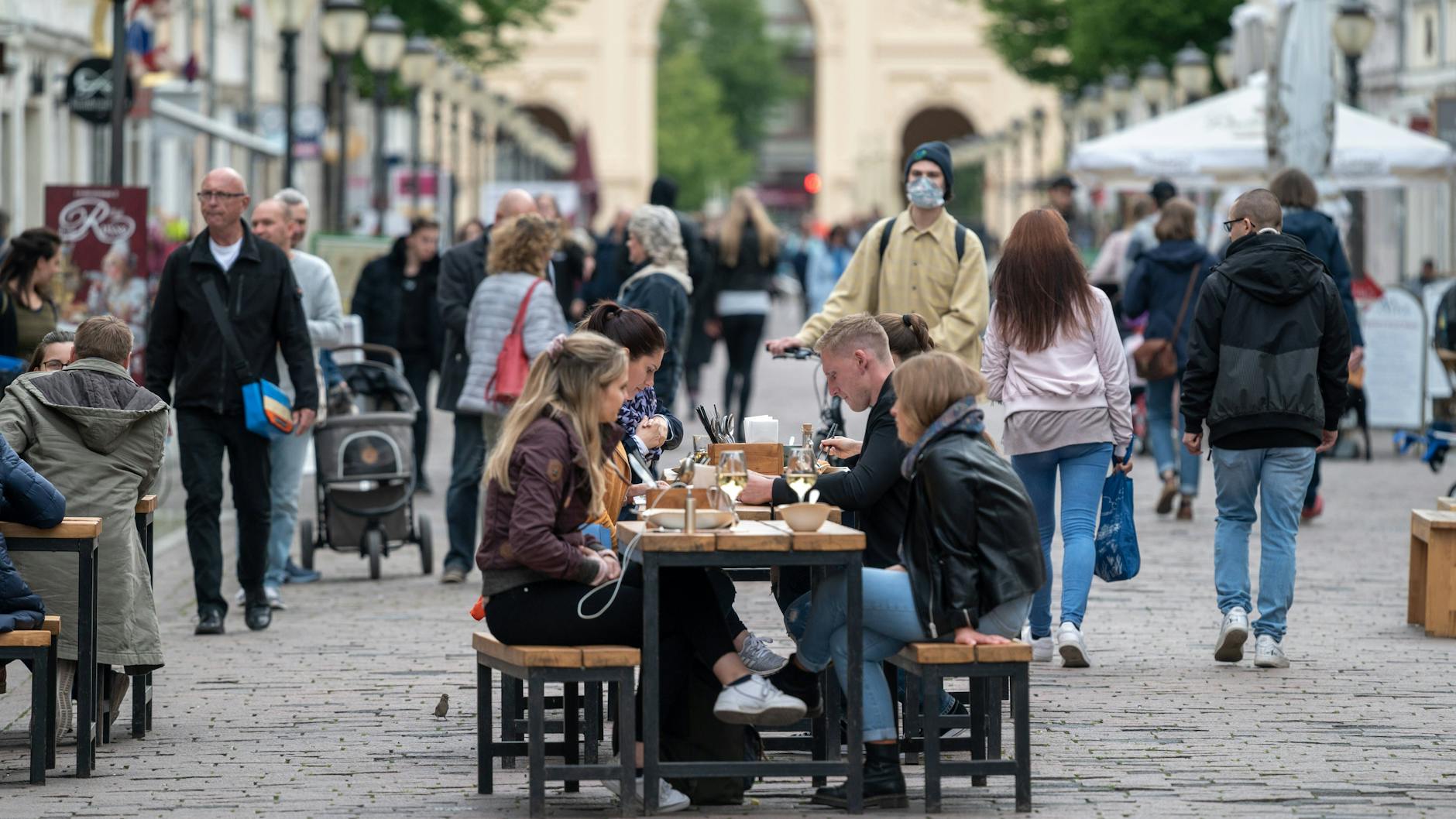 Die Potsdamer Innenstadt. Im letzten Jahr öffneten schon die Restaurants mit Corona-Hygienekonzept. Zu Pfingsten soll es in Brandenburg weitere Öffnungen geben. Das ist gut für den Tourismus.