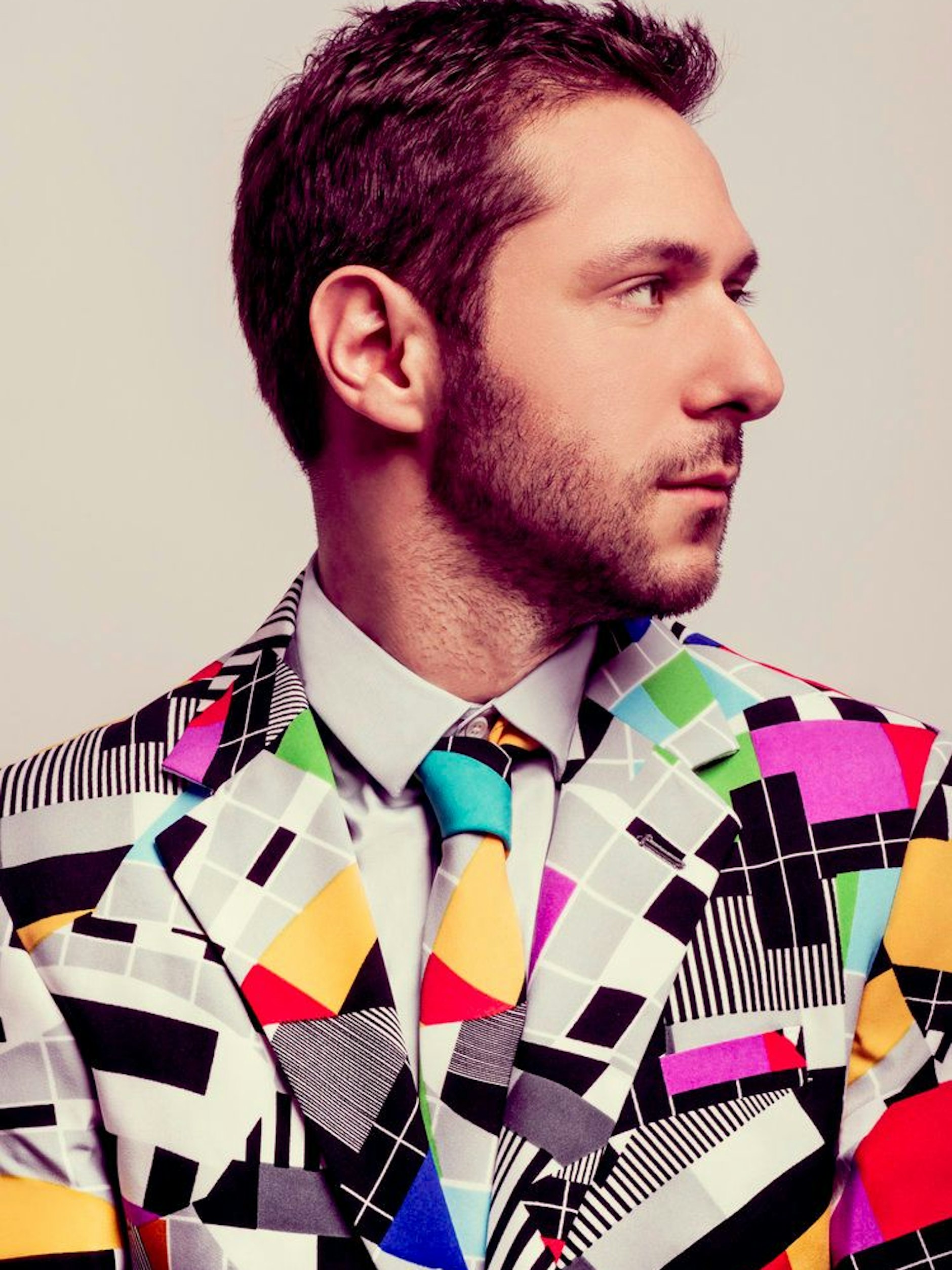 Jon Harvey, das Alter Ego von Count Binface, in einem rattenscharfen Testbild-Outfit.<br><br>