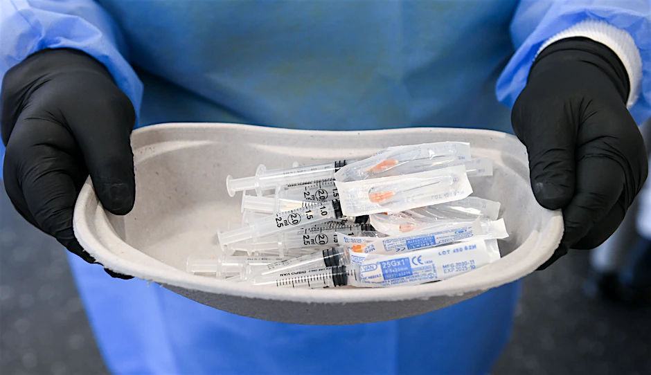 Eine Arzthelferin hält präparierte Spritzen für die Impfungen gegen das Coronavirus in ihren Händen. Sie begleitet ein mobiles Impfteam.&nbsp;